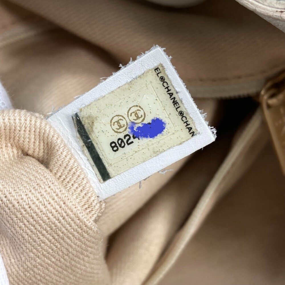 CHANEL Black Leather Shoulder Bag - Picture 10 of 16